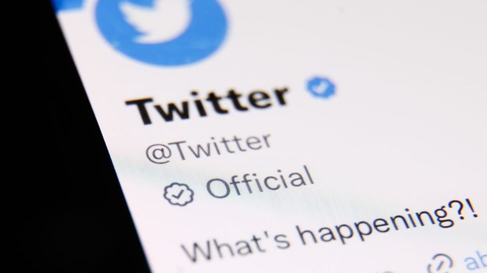 La red social Twitter ha comenzado a devolver las insignias de verificación a algunas cuentas, sin que sus propietarios se hayan suscrito a su nuevo plan.