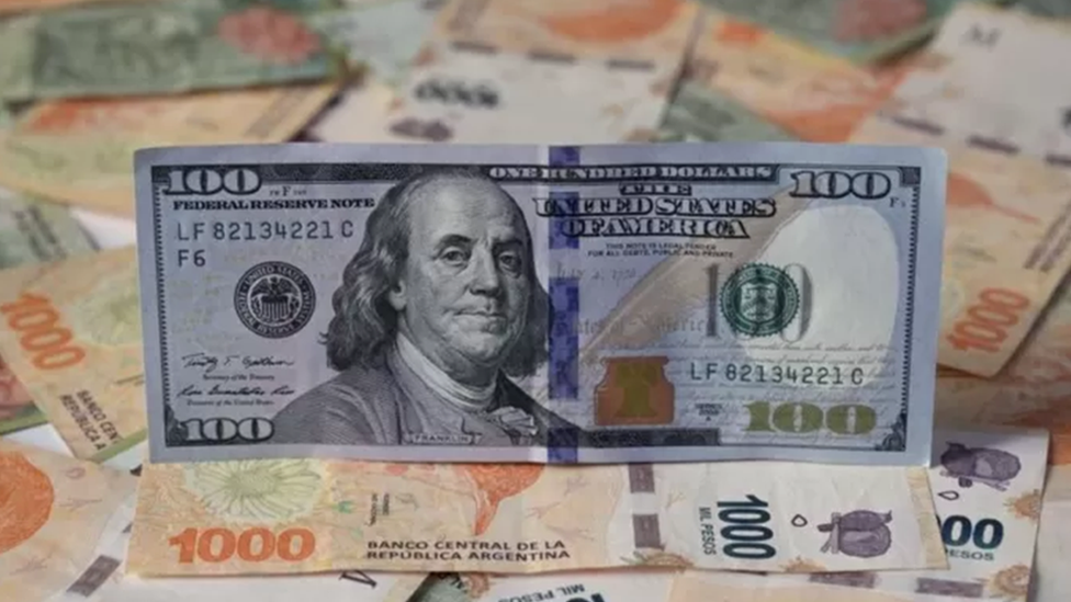 Qué es el “dólar blue” y por qué su elevado valor sacude la economía y la política de Argentina