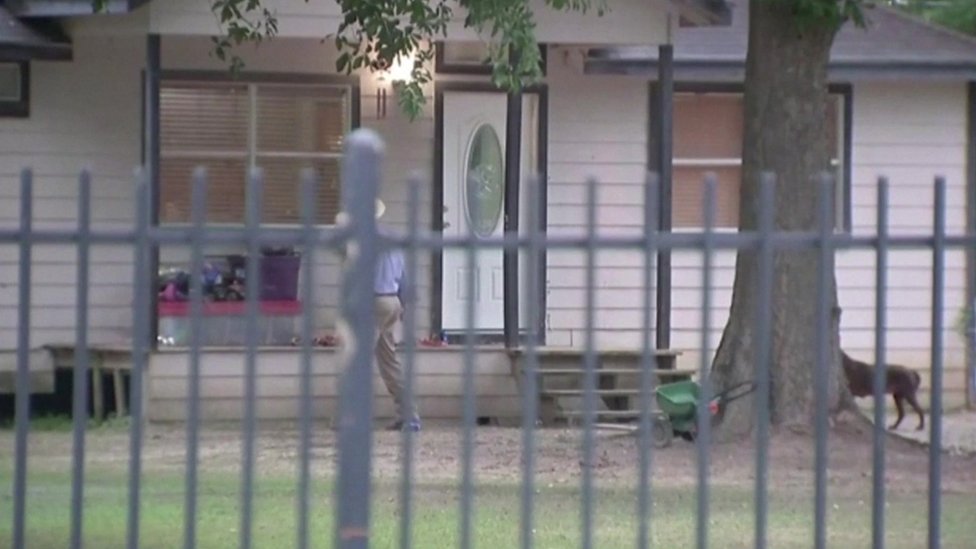 Un hombre armado mata a 5 personas, incluido un niño de 8 años, en una casa en Texas, EE.UU.