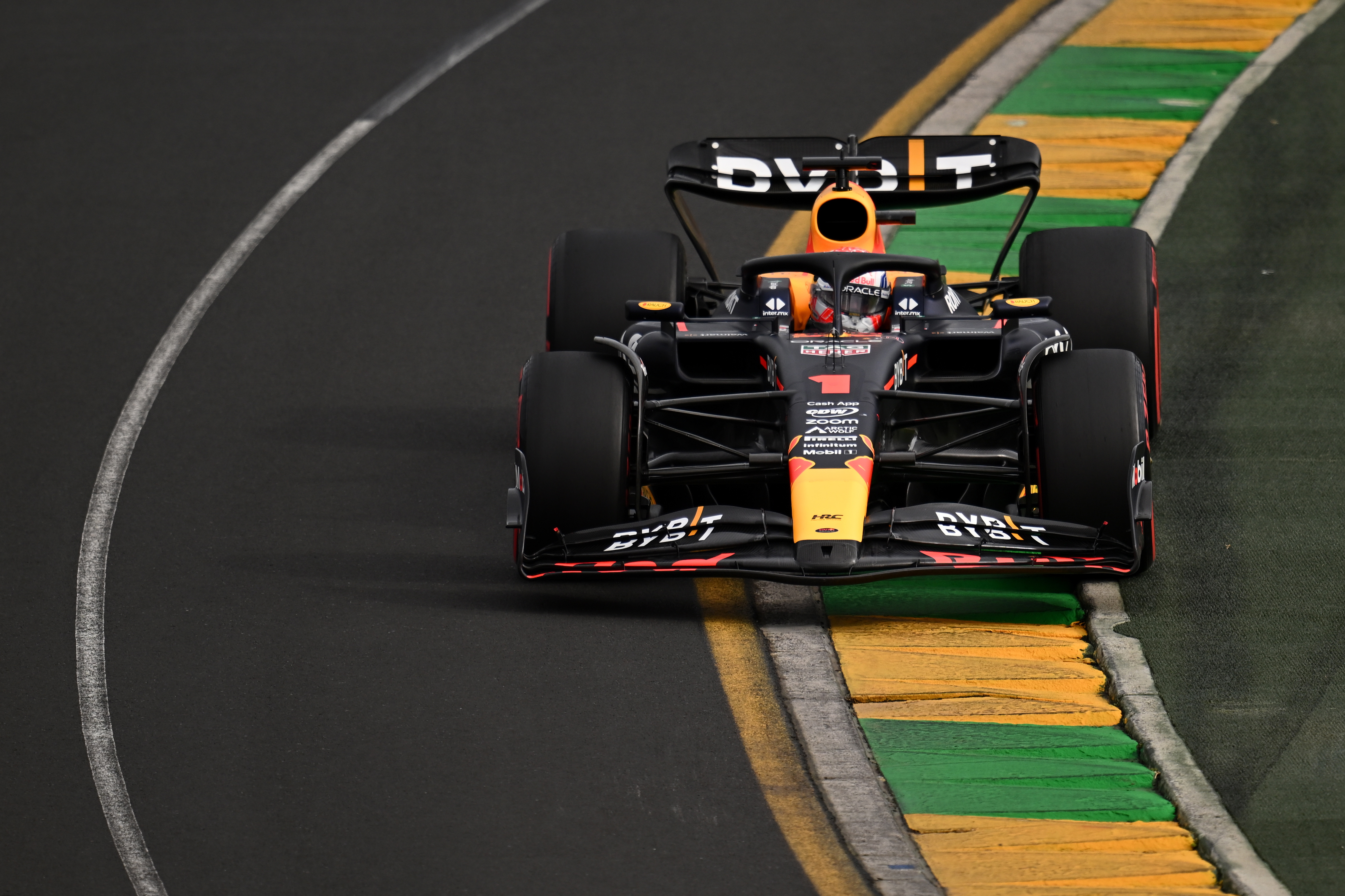 Melbourne (Australia), 04/01/2023.- Max Verstappen de Red Bull Racing en acción durante la clasificación para el Gran Premio de Australia de Fórmula 1 en el circuito Albert Park de Melbourne, Australia, el 1 de abril de 2023. Foto Prensa Libre (EFE)