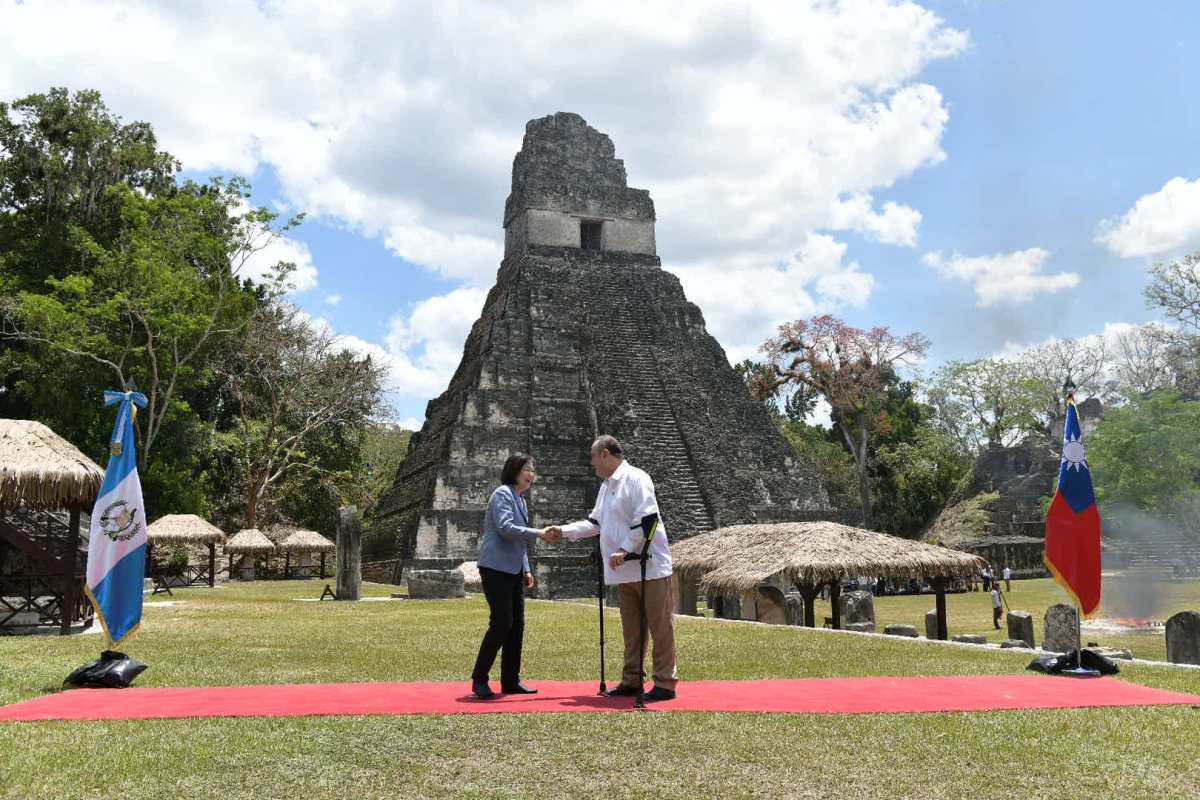 Presidenta de Taiwán visitó Tikal tras ratificar alianza estratégica con mandatario de Guatemala