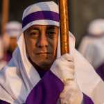 AME9737. ANTIGUA GUATEMALA (GUATEMALA), 07/04/2023.- Devotos participan en la procesión de la iglesia La Merced con la imagen de Jesús Nazareno, este Viernes Santo como parte de las celebraciones de Semana Santa, hoy, en Antigua Guatemala (Guatemala). Este Viernes Santo la imagen fue llevada por las principales calles de la ciudad colonial de Antigua Guatemala, rodeada por cientos de turistas guatemaltecos y extranjeros. EFE/ Esteban Biba