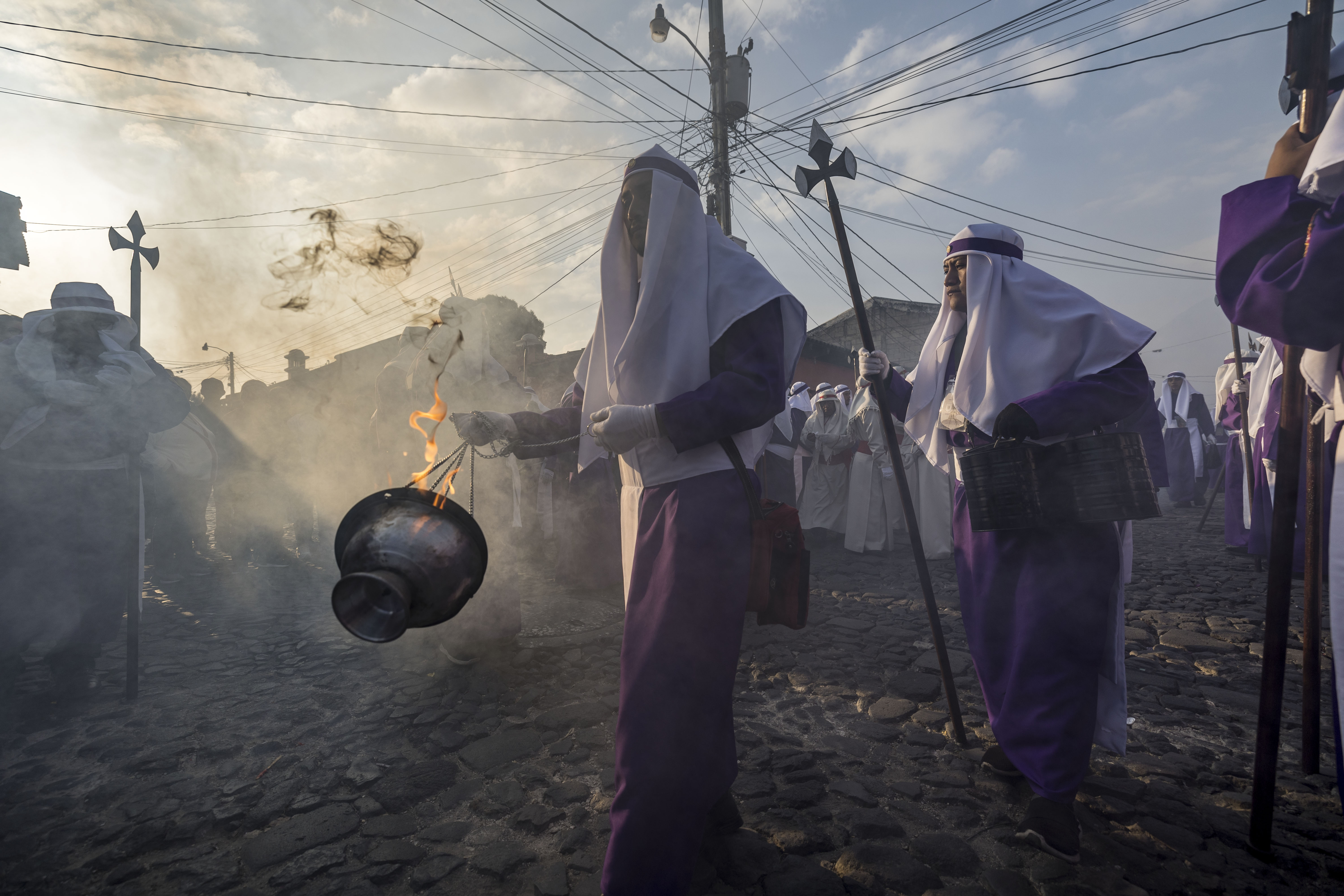 AME9737. ANTIGUA GUATEMALA (GUATEMALA), 07/04/2023.- Devotos participan en la procesión de la iglesia La Merced con la imagen de Jesús Nazareno, este Viernes Santo como parte de las celebraciones de Semana Santa, hoy, en Antigua Guatemala (Guatemala). Este Viernes Santo la imagen fue llevada por las principales calles de la ciudad colonial de Antigua Guatemala, rodeada por cientos de turistas guatemaltecos y extranjeros. EFE/ Esteban Biba