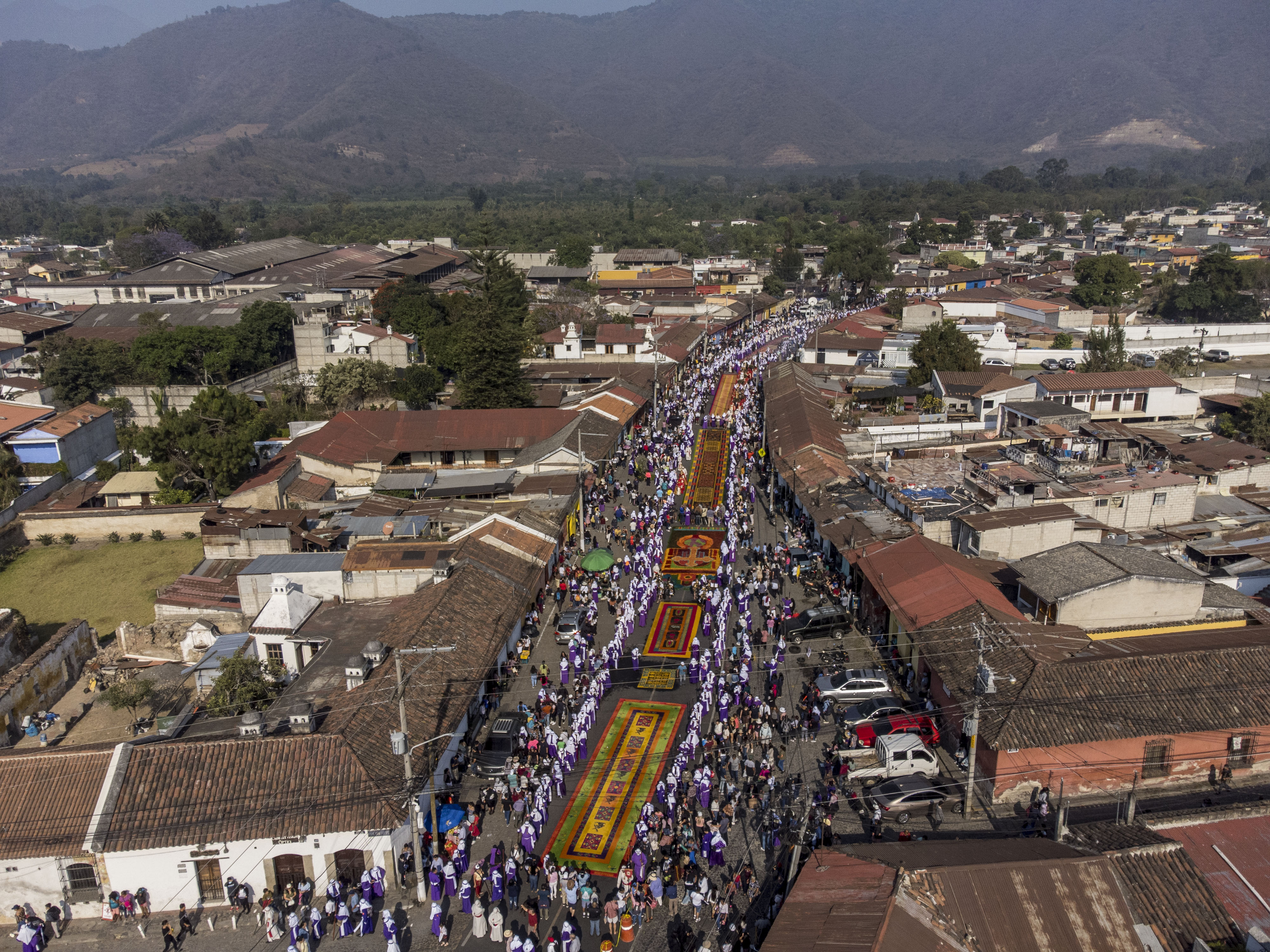 AME9737. ANTIGUA GUATEMALA (GUATEMALA), 07/04/2023.- Cientos de devotos participan en la procesión con la imagen de Jesús Nazareno de la iglesia La Merced durante el Viernes Santo, como parte de las celebraciones de Semana Santa, hoy, en Antigua Guatemala (Guatemala). Este Viernes Santo la imagen fue llevada por las principales calles de la ciudad colonial de Antigua Guatemala, rodeada por cientos de turistas guatemaltecos y extranjeros. EFE/ Esteban Biba