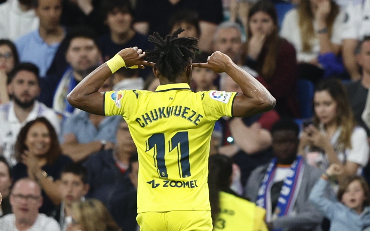 El delantero del Villarreal Samuel Chukwueze celebra tras marcar el tercer gol ante el Real Madrid, durante el partido de Liga en Primera División que Real Madrid y Villarreal CF disputan este sábado en el estadio Santiago Bernabéu. Foto Prensa Libre (EFE)