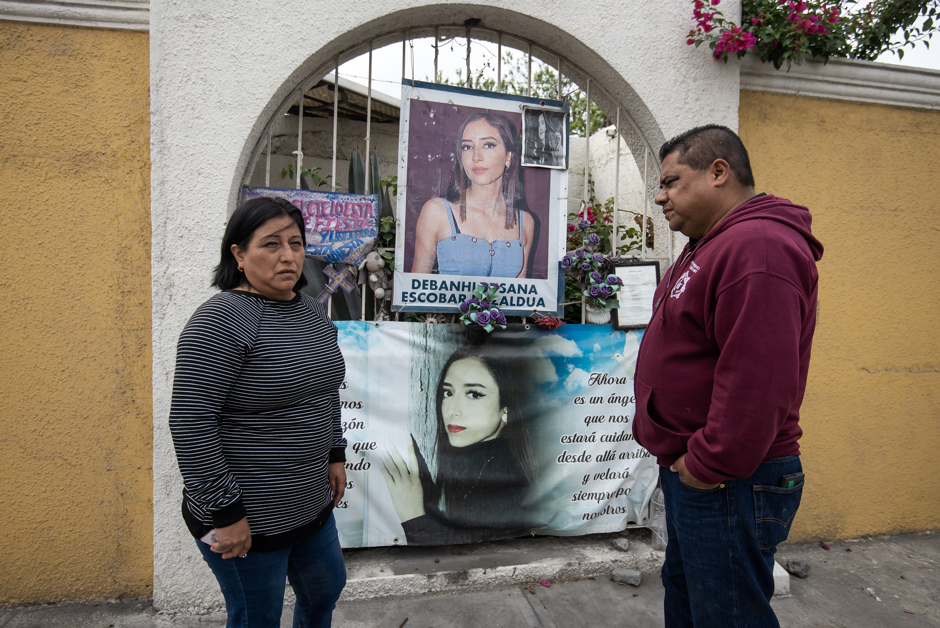 Dolores Bazaldua  y Mario Escobar, padres de la joven Debanhi Escobar el 4 de abril de 2023, en el exterior del motel donde fue encontrado sin vida el cuerpo de su hija, en Monterrey, Nuevo León (México). (Foto Prensa Libre: EFE/ Miguel Sierra)
