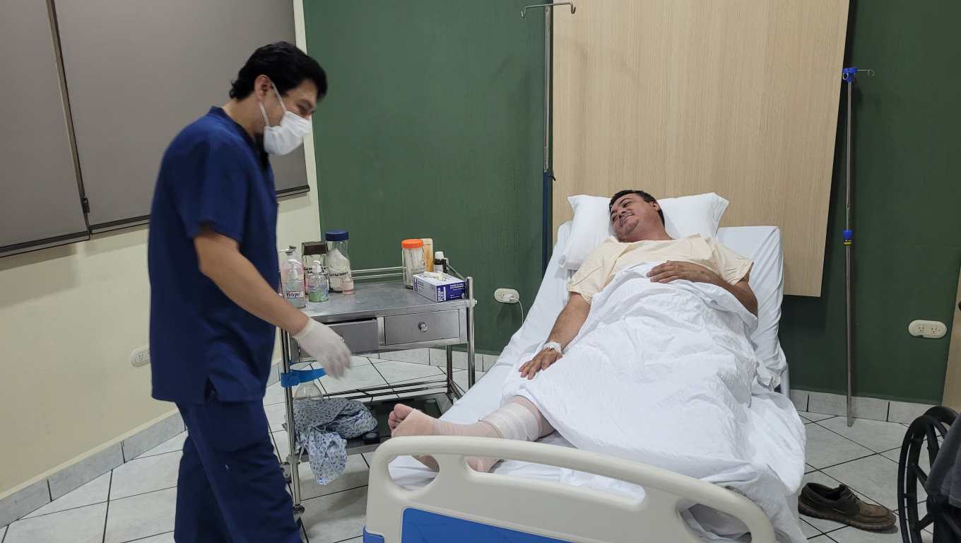 Ramiro Rivera, candidato a la alcaldía de Chicacao, Suchitepéquez, convalece en un hospital. (Foto Prensa Libre: Marvin Túnchez)