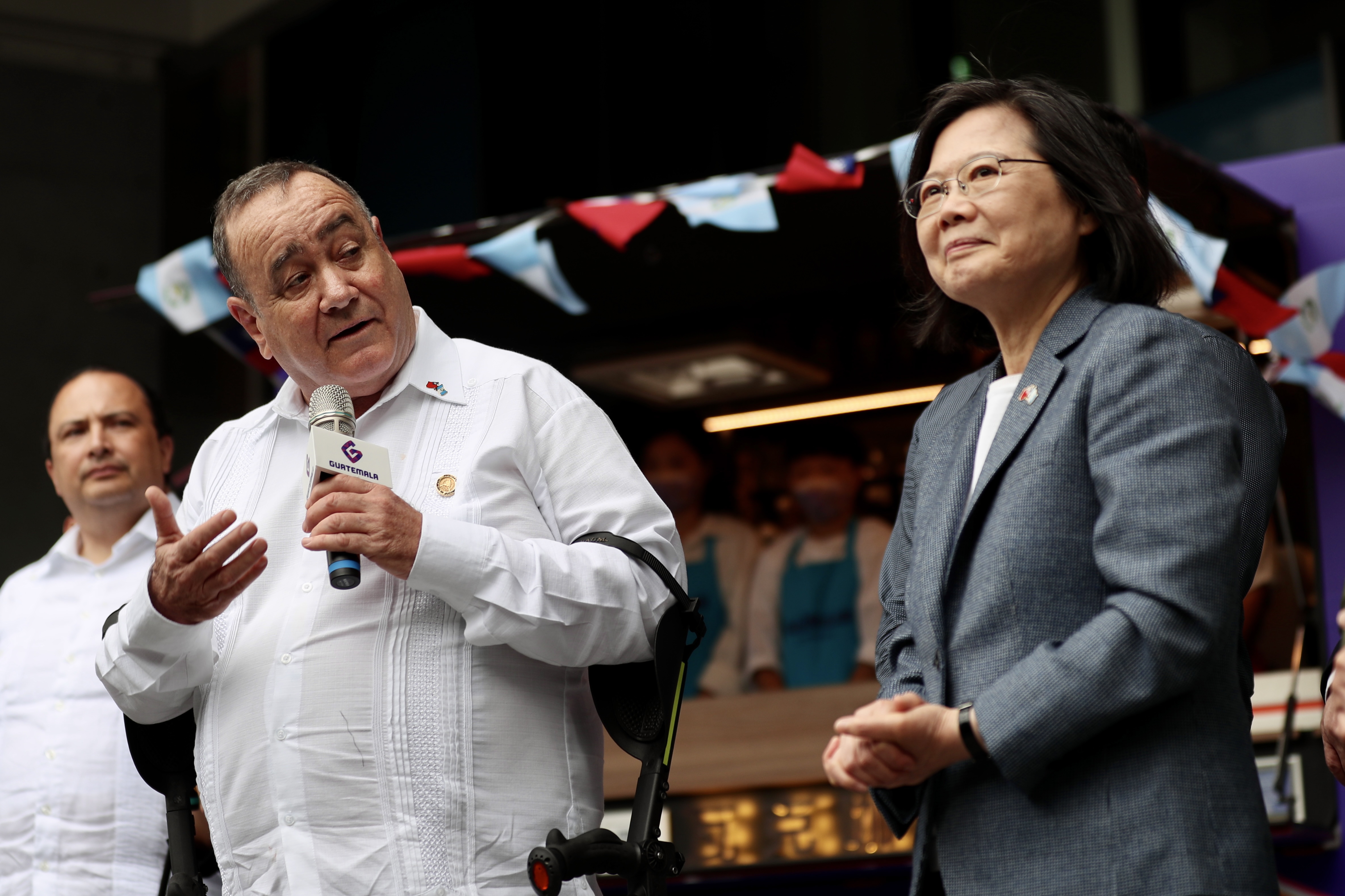 La presidenta de Taiwán, Tsai Ing-wen junto al presidente de Guatemala, Alejandro Giammattei, durante una visitas del mandatario guatemalteco a ese país. (Foto Prensa Libre: EFE)