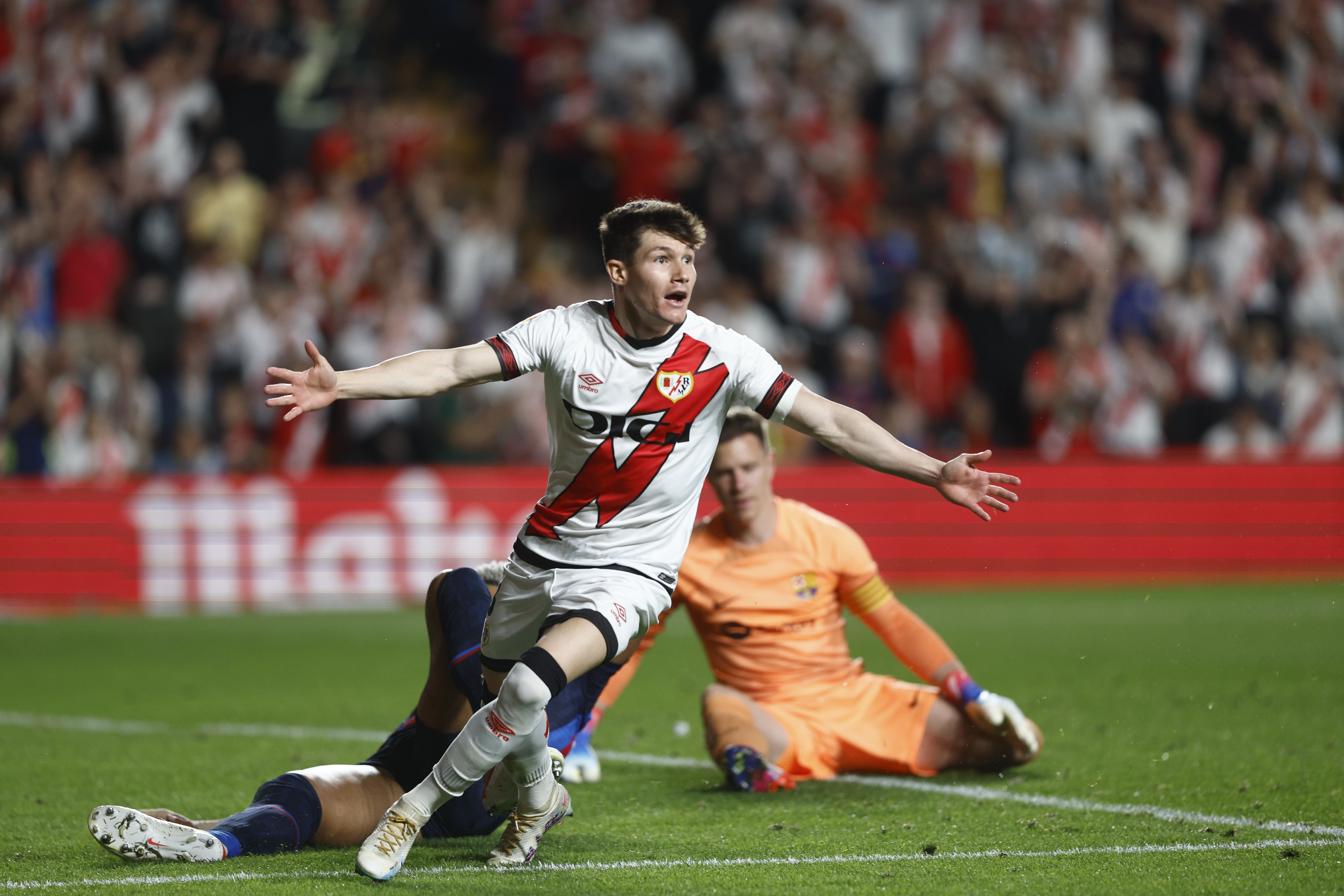 Fran García, defensa del Rayo Vallecano, celebra su gol durante el partido correspondiente la Jornada 31 de LaLiga.
(Foto Prensa Libre: EFE).