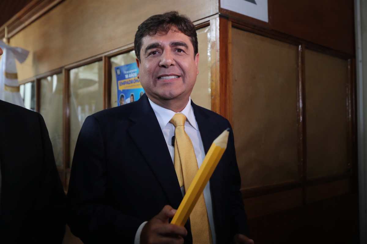 Carlos Pineda dice que resolución de Sala beneficia a Edmond Mulet, menciona a Sandra Torres y partidos responden