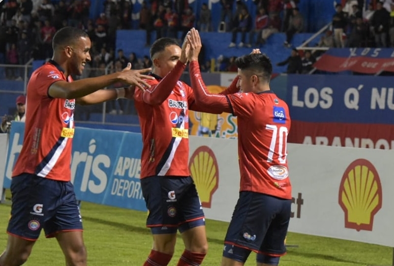 Jugadores de Xelajú MC celebran ante Achuapa