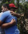 Wilbert Turcios -camisa gris- es consolado por un amigo que llegó al lugar de la tragedia en la aldea Las Minas, Casillas, Santa Rosa. (Foto Prensa Libre: María José Bonilla)