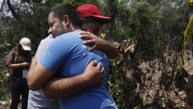 Wilbert Turcios -camisa gris- es consolado por un amigo que llegó al lugar de la tragedia en la aldea Las Minas, Casillas, Santa Rosa. (Foto Prensa Libre: María José Bonilla)