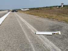 El avión tuvo problemas con el tren de aterrizaje por lo que se arrastró en la pista. (Foto Prensa Libre: Ejército de Guatemala) 