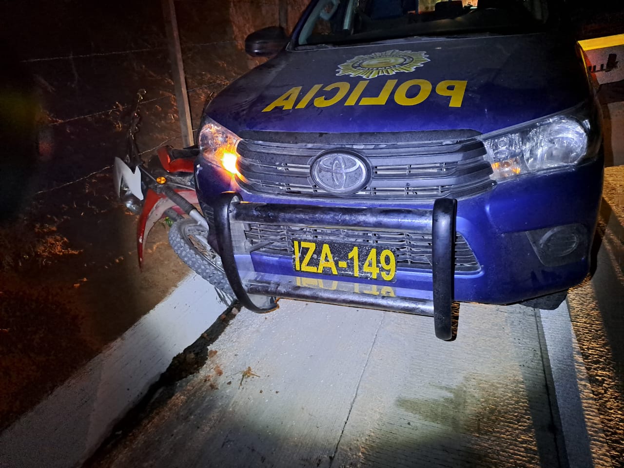 Un autopatrulla de la PNC quedó con perforaciones de bala y daños en su estructura, debido a la persecución de dos presuntos sicarios en Río Dulce, Lívingston, Izabal. (Foto Prensa Libre: PNC)