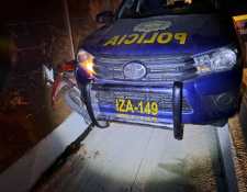 Un autopatrulla de la PNC quedó con perforaciones de bala y daños en su estructura, debido a la persecución de dos presuntos sicarios en Río Dulce, Lívingston, Izabal. (Foto Prensa Libre: PNC)