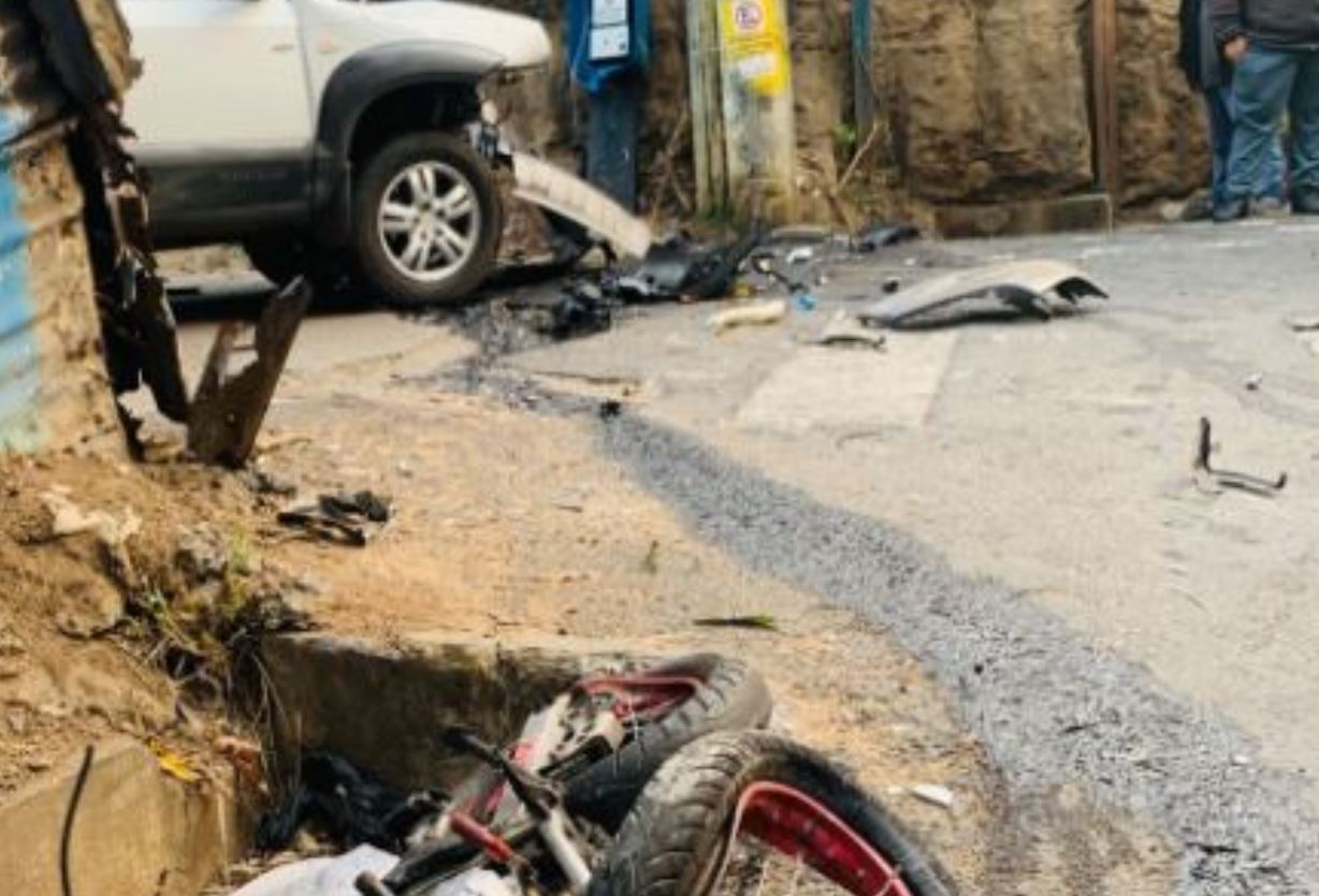 Vehículos involucrados en accidente en La Arboleda, aldea El Carmen, Santa Catarina Pinula. (Foto Prensa Libre: PMT de Santa Catarina Pinula)