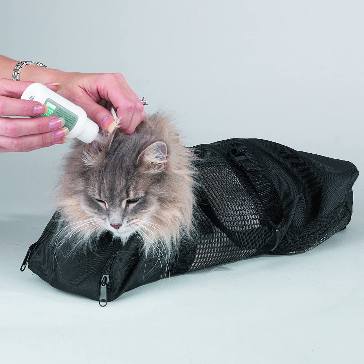 Bolsa para grooming facilita el baño, recorte de uñas o aplicación de medicamentos en gatos. (Foto Prensa Libre,  cortesía de Pet Click GT)