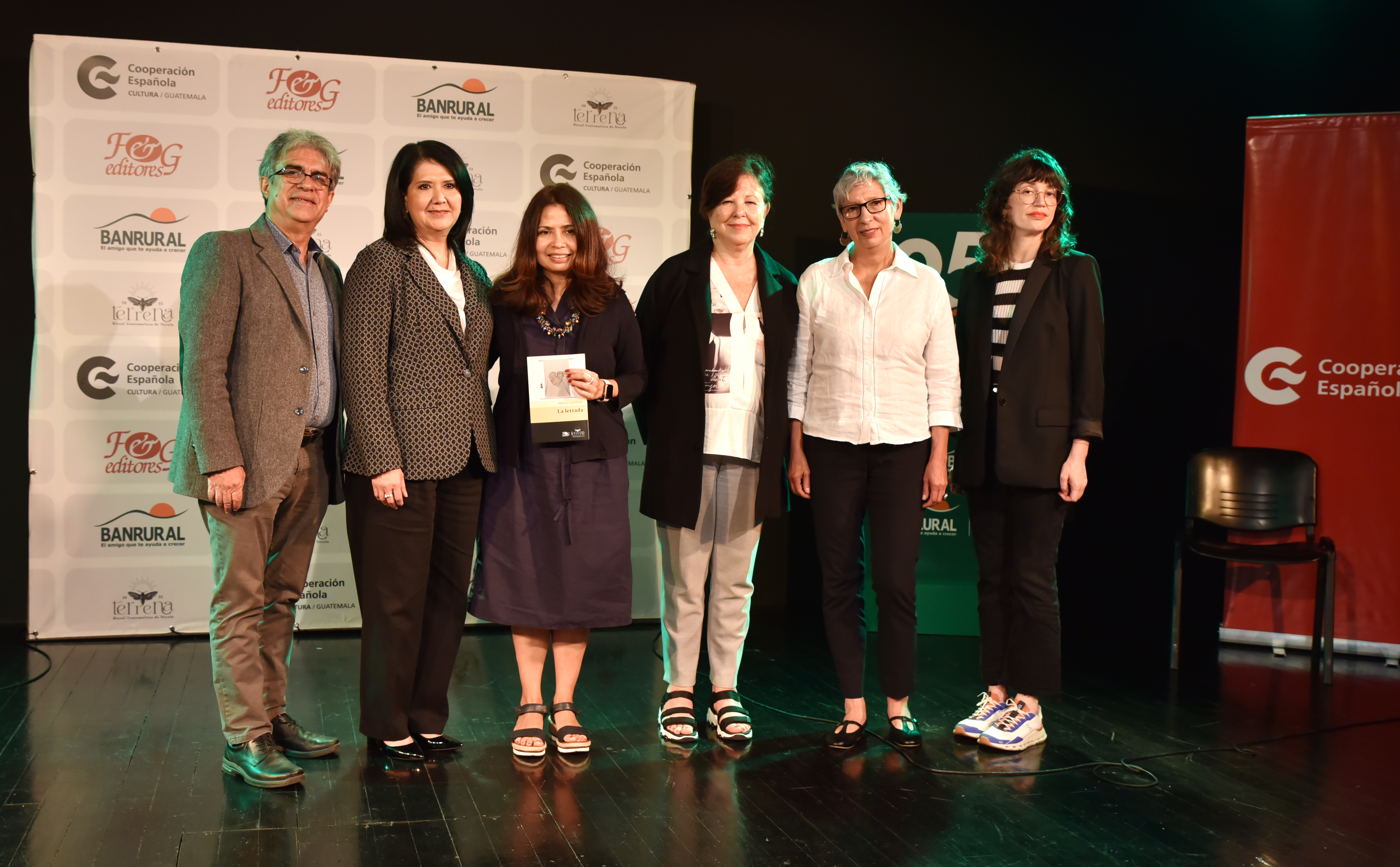 Representantes de BANRURAL, el jurado calificador, Centro Cultura de España, junto con la autora Mónica Albizúrez Gil, presentaron el libro La Letrada. Foto Prensa Libre: Cortesía