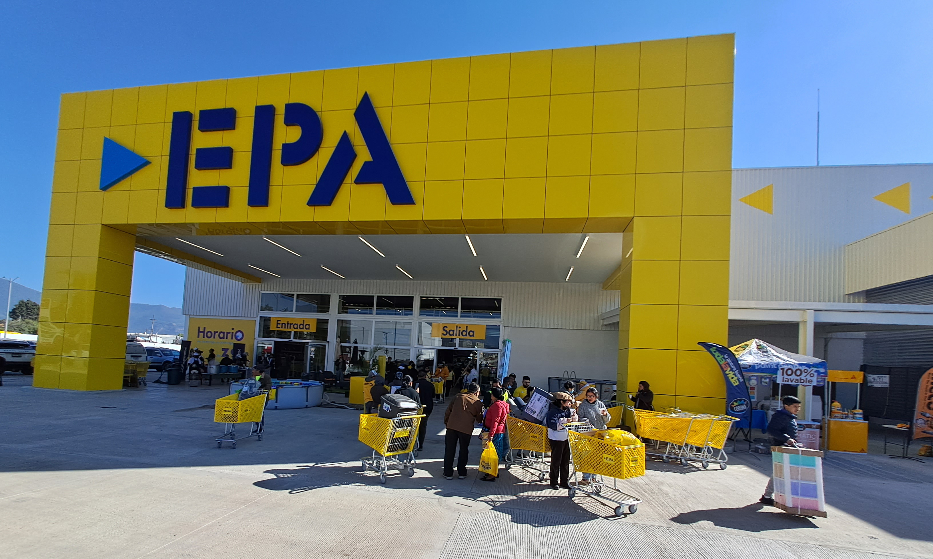 Decenas de quetzaltecos llegaron a la inauguración y de inmediato ingresaron a realizar sus compras. Foto Prensa Libre: Mynor Toc