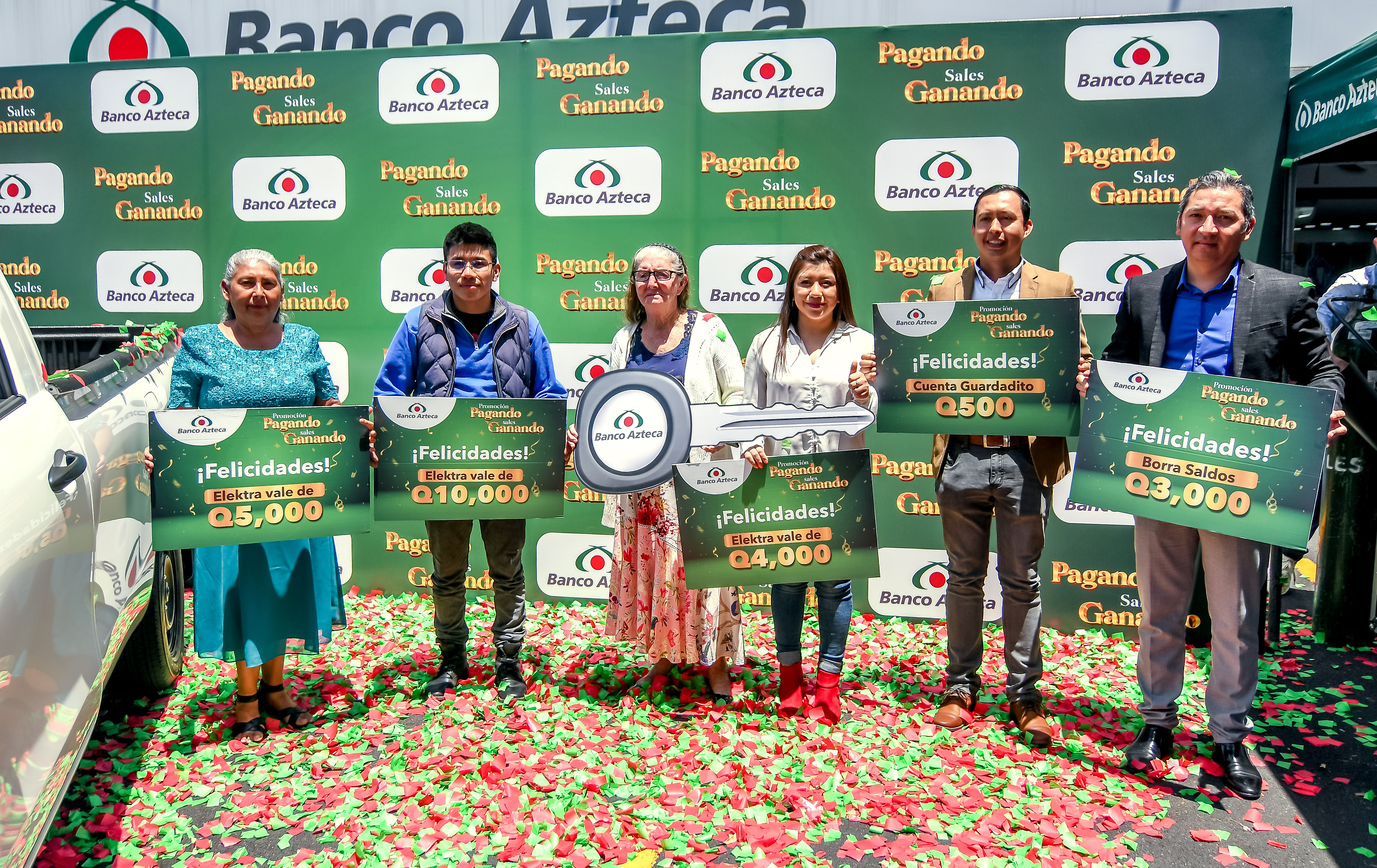 Banco Azteca premió la confianza y la puntualidad de sus clientes, con la promoción Pagando sales Ganando. Foto Prensa Libre: Segio Muñoz