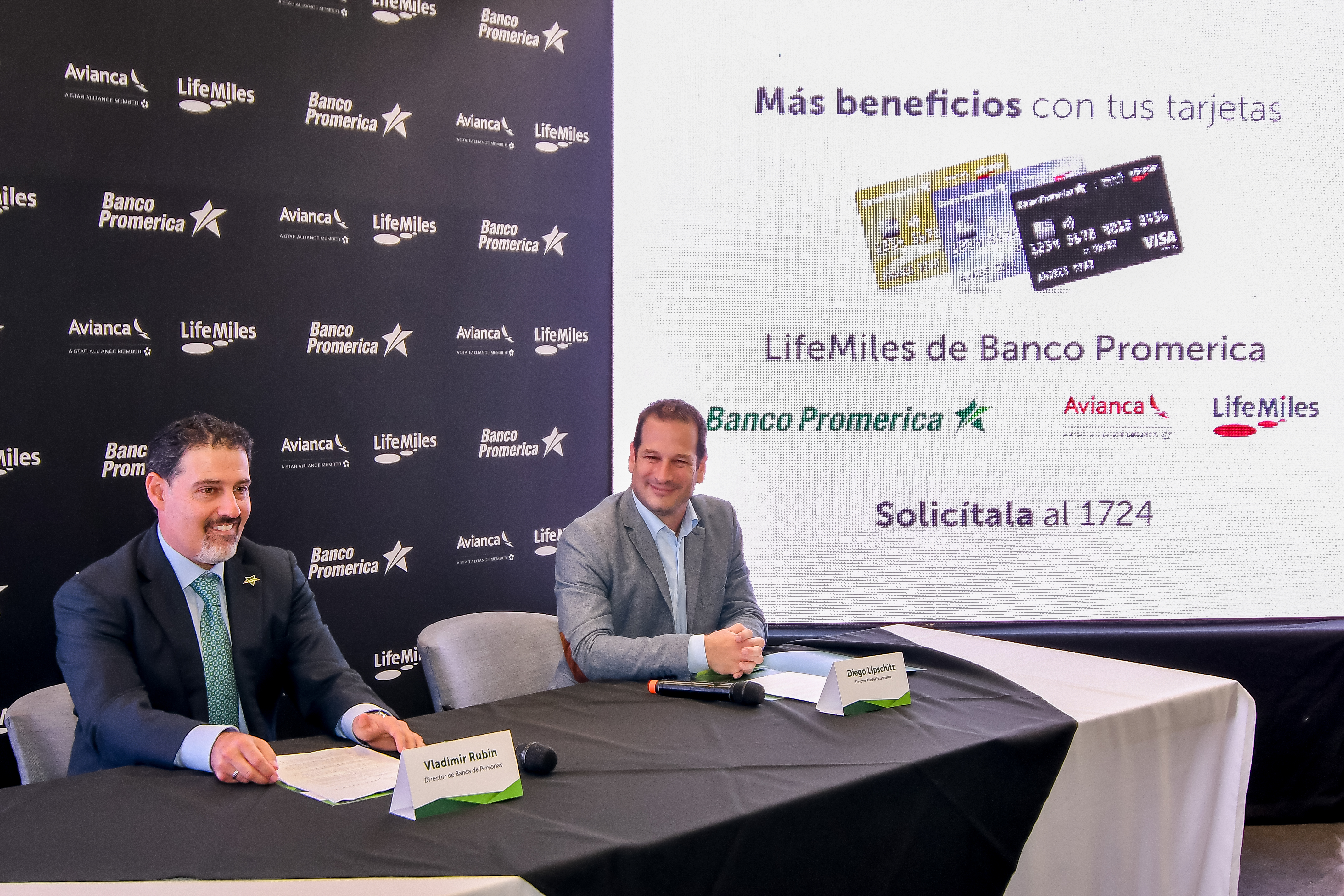 Vladimir Rubin, director de Banca de Personas de Banco Promerica; y Diego Lipschitz, director de aliados Financieros LifeMiles. Foto Prensa Libre: Sergio Muñoz
