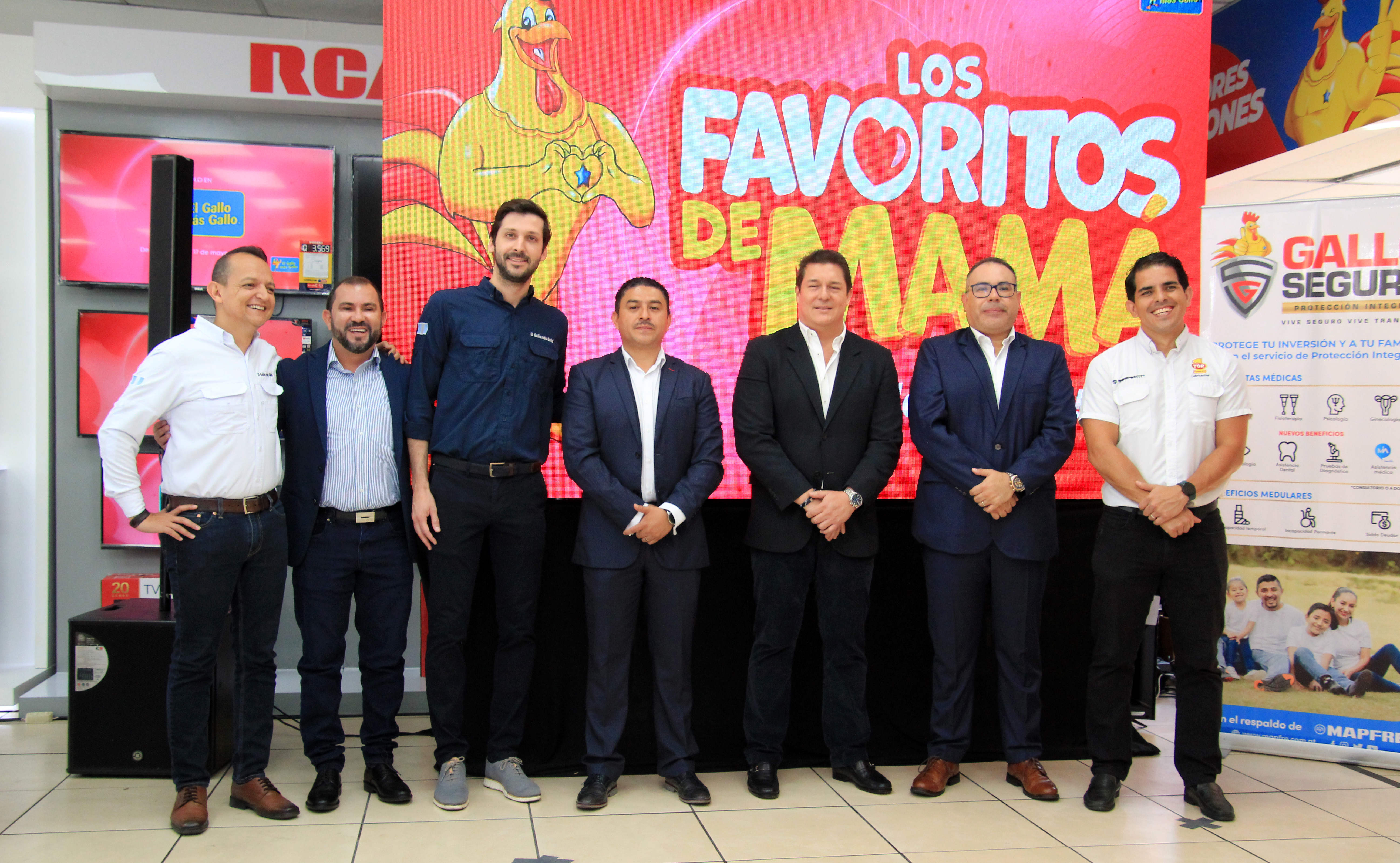 El Gallo Más Gallo tiró la casa por la ventana, para festejar a la reina de la casa con su promoción,  Los favoritos de Mamá. Foto Prensa Libre: Sergio Muñoz