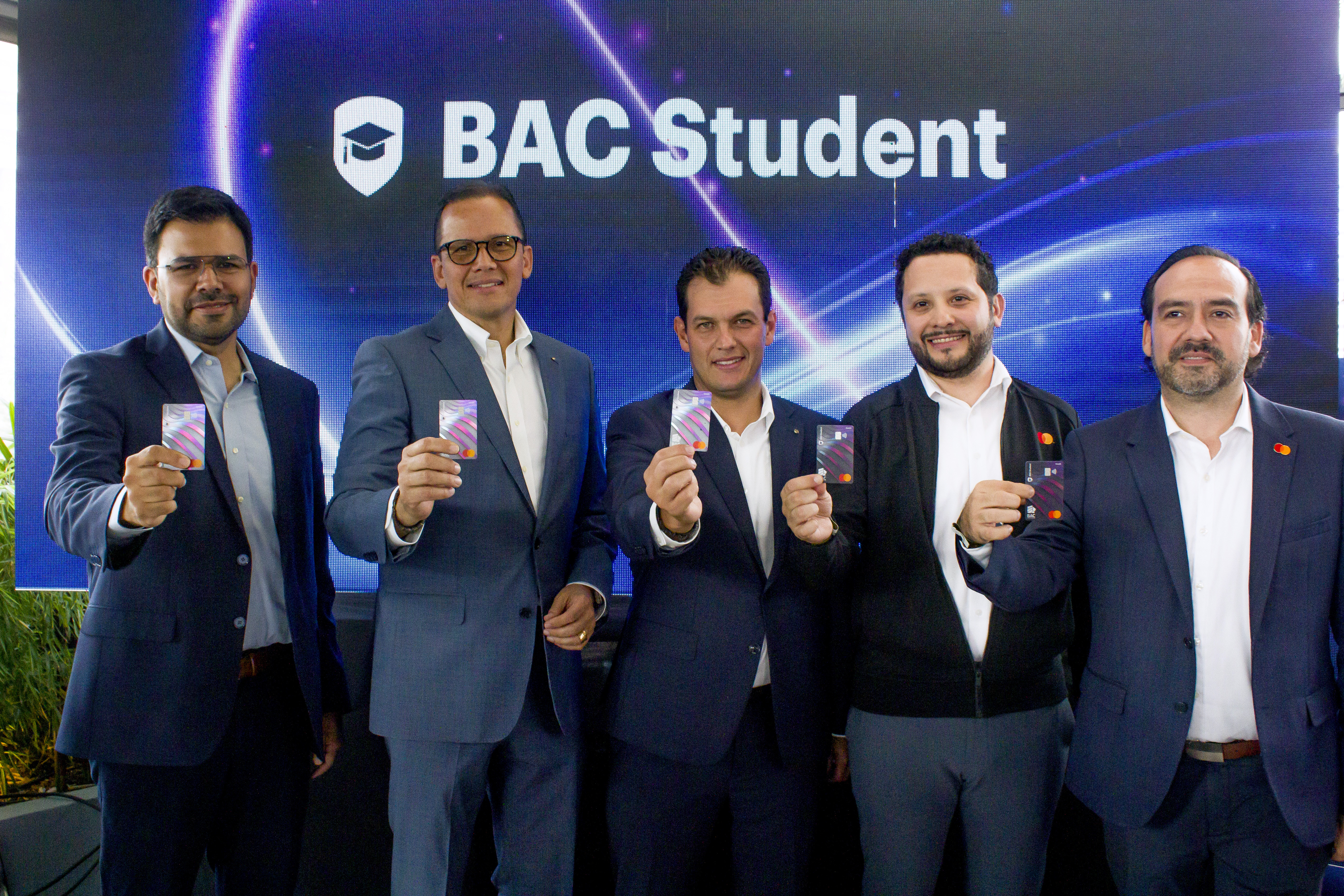 José Carlos Barrios, vicepresidente de Estrategia Comercial y Mercadeo BAC Guatemala; Juan Maldonado, vicepresidente Senior de Banca de Personas y Medios de Pago; Mario Maldonado, gerente de Ventas e Innovación Comercial BAC Credomatic; Francisco Milán, gerente País Mastercard; y Luis Diaz, gerente regional de Cuentas Mastercard. Foto Prensa Libre: Cortesía Gabriela Santisteban