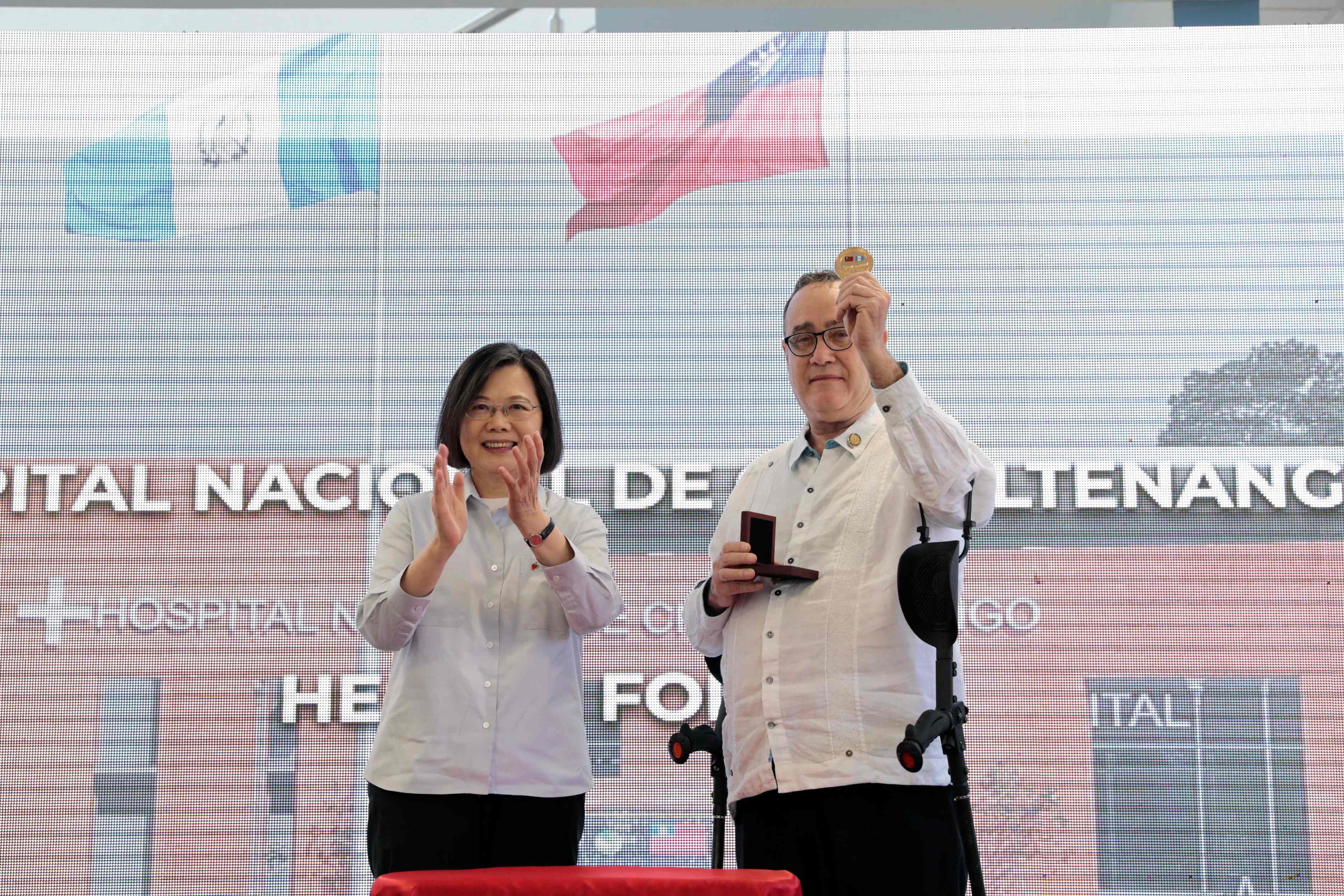 La presidenta de Taiwán, Tsai Ing-wen, y el presidente de Guatemala, Alejandro Giammattei, durante una visita al Hospital Nacional de Chimaltenango el 2 de abril de 2023. (Foto Prensa Libre: Presidencia de Guatemala)