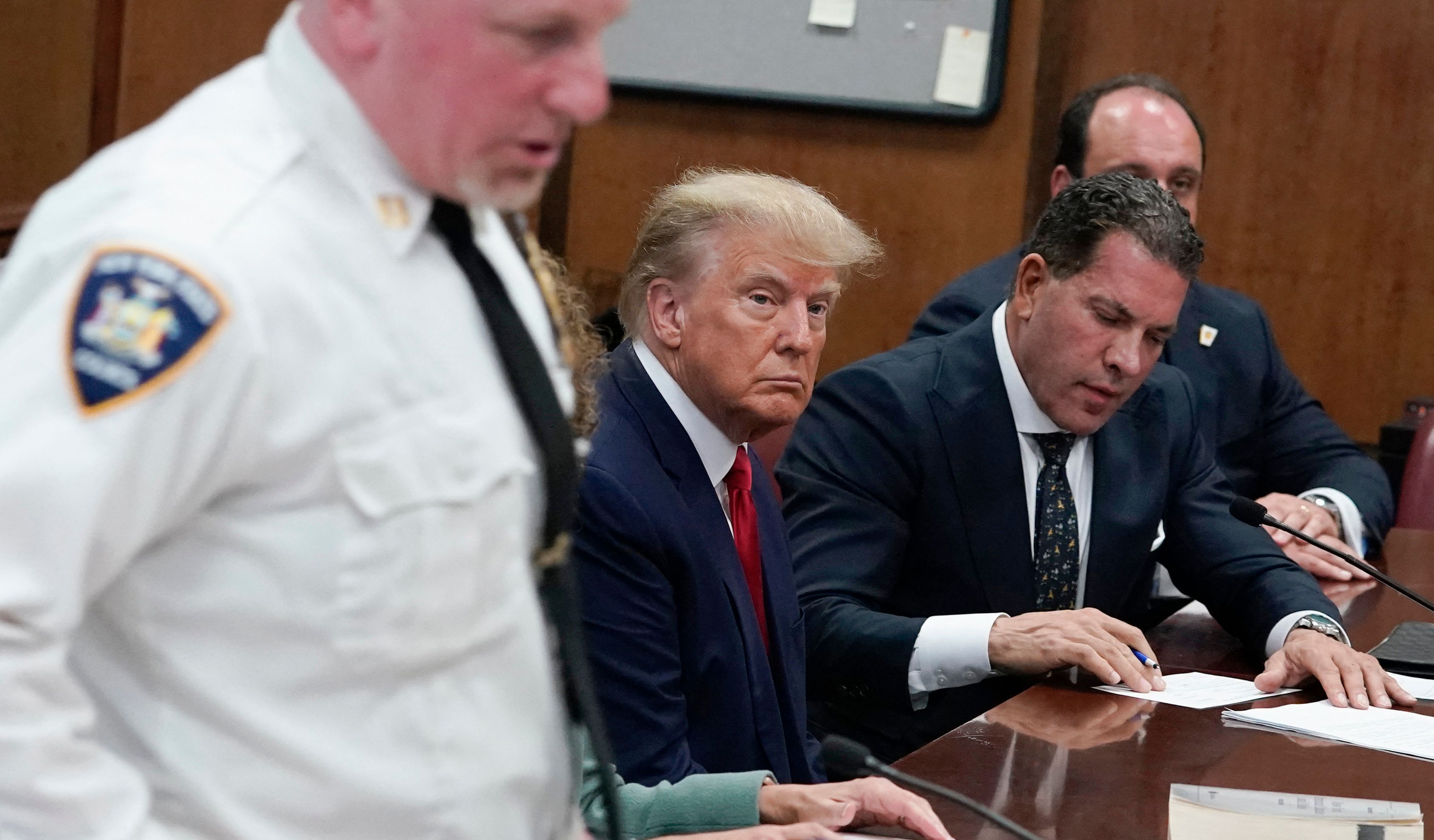 El expresidente de Estados Unidos, Donald Trump, comparece en la Corte Criminal de Manhattan en Nueva York, este 4 de abril. 
Foto Prensa Libre: (Seth WENIG/POOL/ AFP)