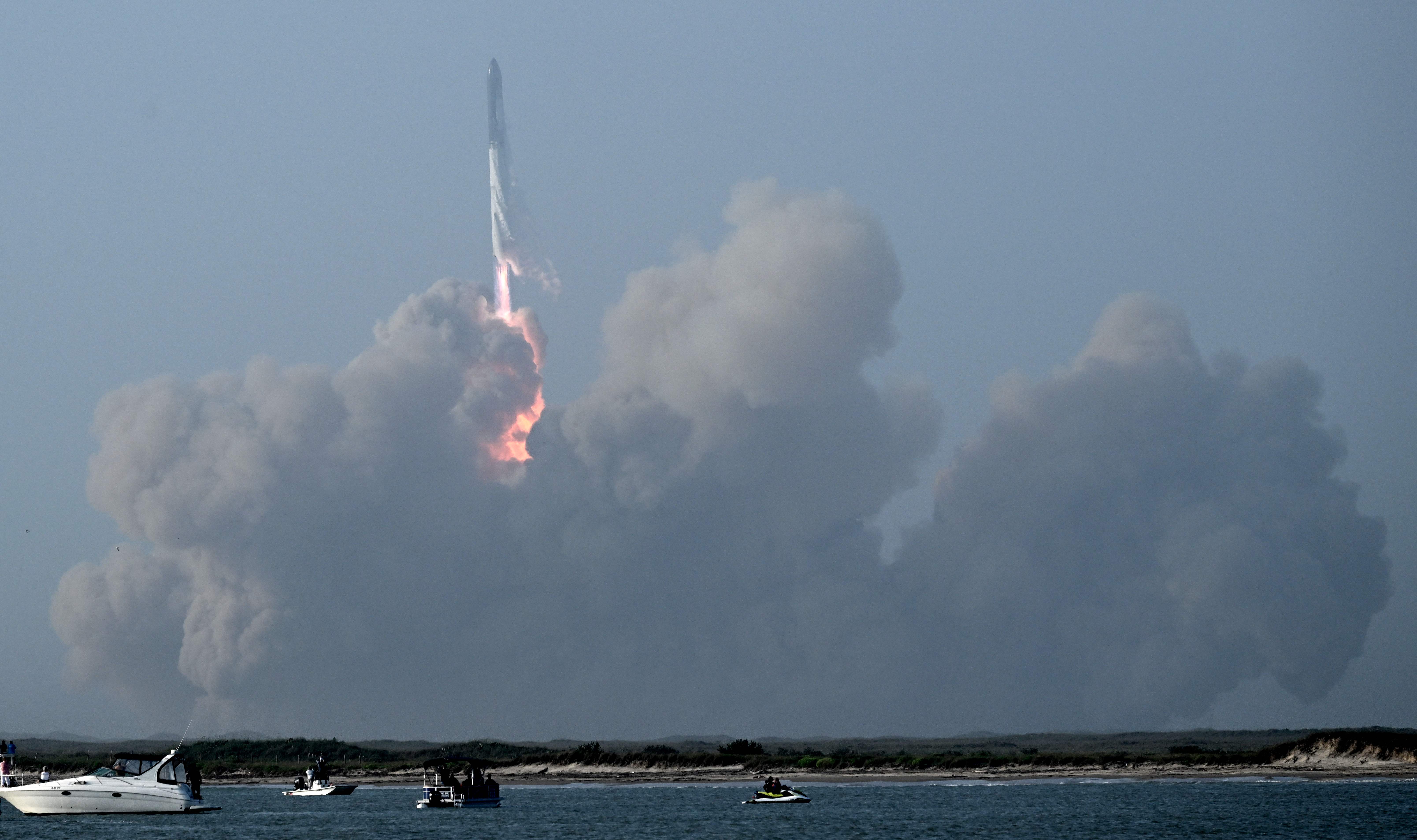 El SpaceX Starship durante su despegue del vuelo de prueba en la base Boca Chica, Texas. (Foto Prensa Libre: AFP)