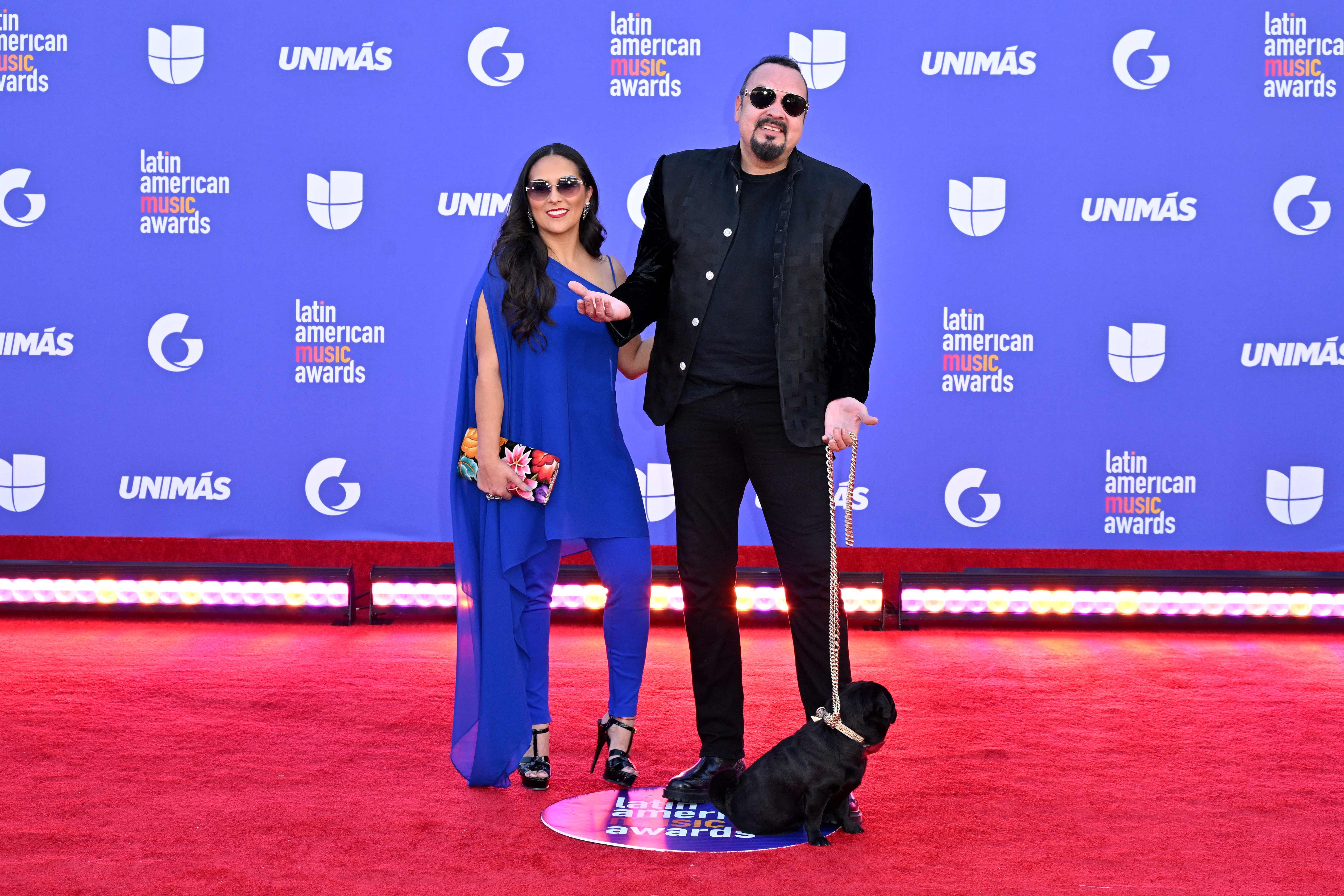 Aneliz Álvarez junto a Pepe Aguilar, padres de Ángela Aguilar. (Foto Prensa Libre: AFP)