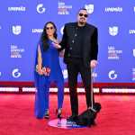 Aneliz Álvarez junto a Pepe Aguilar, padres de Ángela Aguilar. (Foto Prensa Libre: AFP)