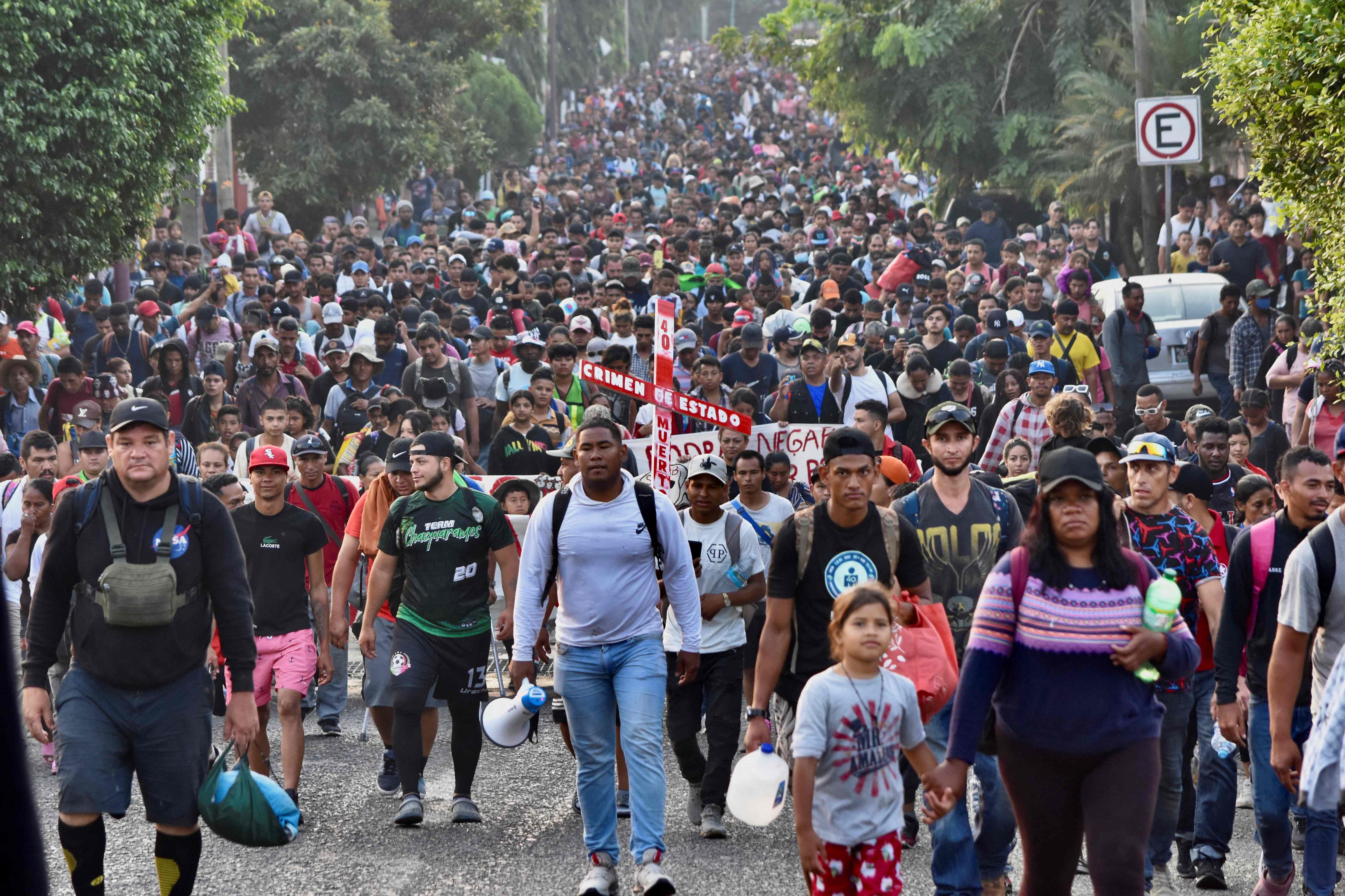 Migrantes de Centro y Sudamérica forman parte de una caravana que intenta llegar a la frontera México-Estados Unidos desde Tapachula, Chiapas,, mientras realizan un viacrucis para protestar por la muerte de 40 migrantes en un incendio en un centro de detención en Ciudad Juárez. (Foto Prensa Libre: AFP. 