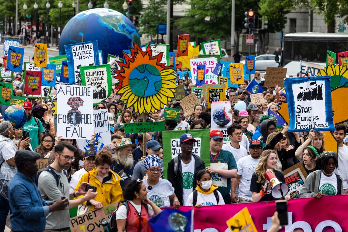 Activistas de numerosas organizaciones por la justicia climática marchan para exigir el fin de la era de los combustibles fósiles', tras un mitin del Día de la Tierra en Washington, DC, EE.UU.  Fotografía: Prensa Libre: EFE