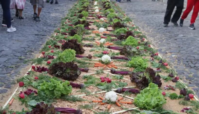 Semana Santa 2023: videos muestran cómo guatemaltecos se llevaban las verduras utilizadas en una alfombra en Antigua Guatemala