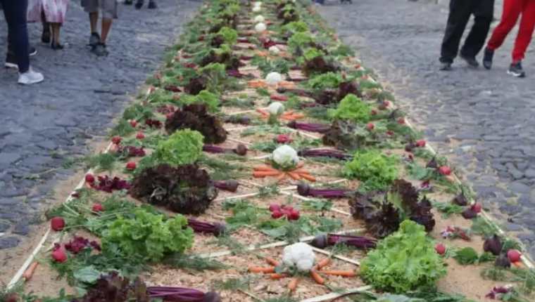 Alfombra hecha de verduras en Antigua Guatemala durante la Semana Santa