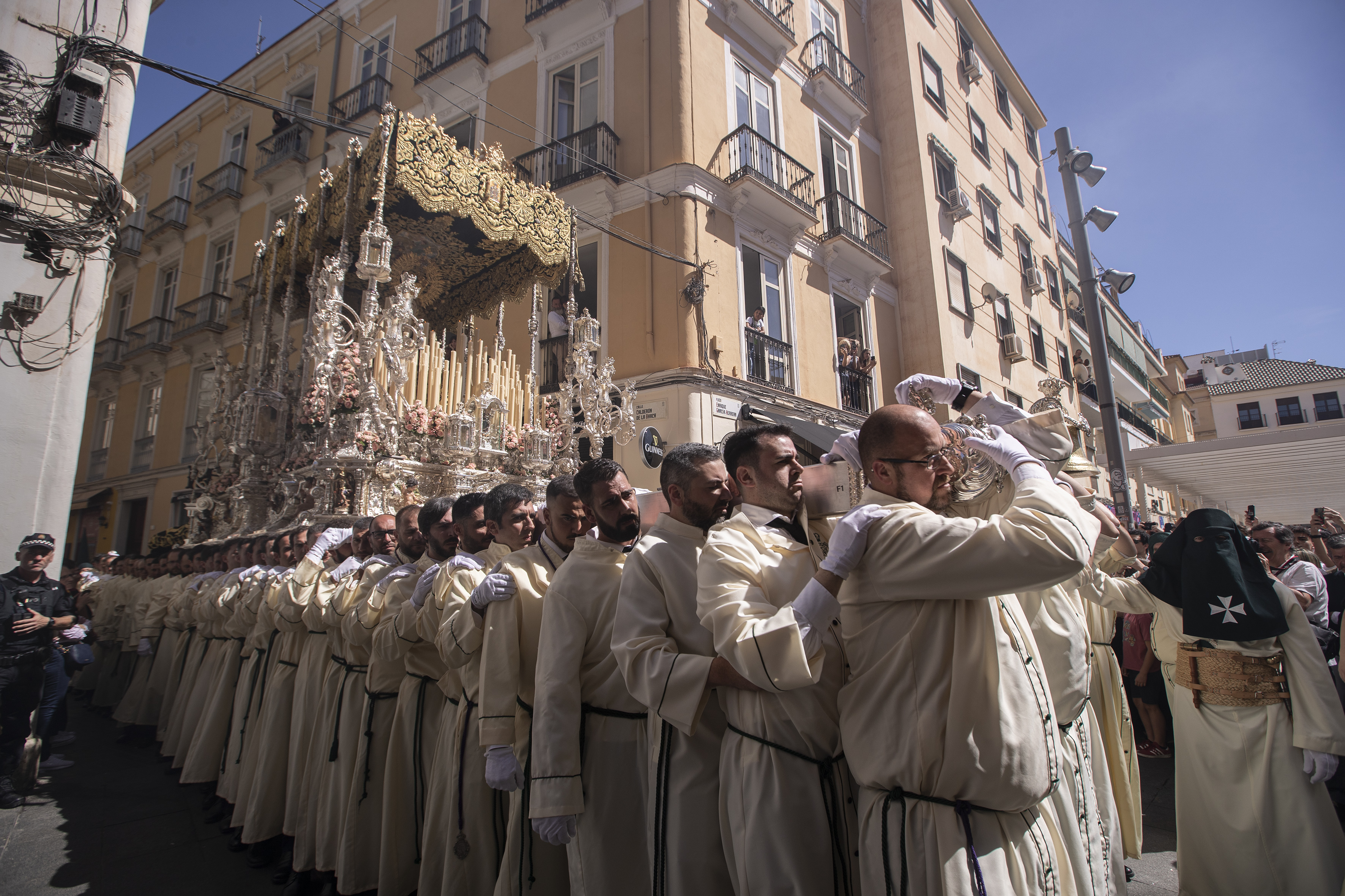 Antonio Banderas cumple con la tradición de Semana Santa en su Málaga natal_75047228