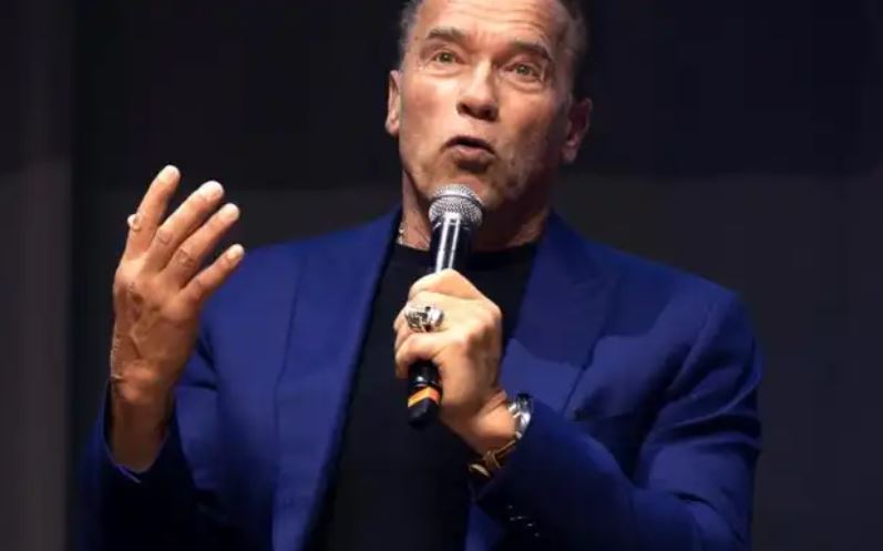 Arnold Schwarzenegger arregla un bache en Los Ángeles