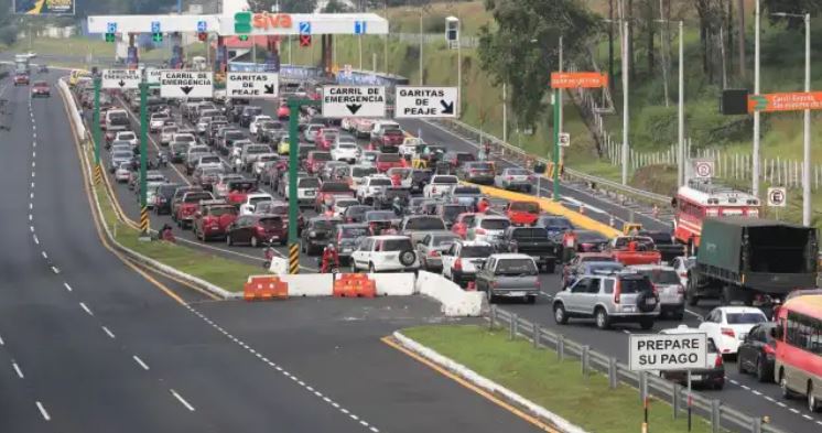 Paso por las garitas de cobro de la autopista Palín-Escuintla, que el 1 de marzo ya no cobrará peaje, porque terminó la concesión. (Foto Prensa Libre: HemerotecaPL)