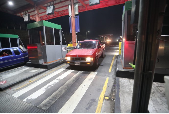Los primeros vehículos en pasar tras el libramiento del cobro en las garitas. (Foto Prensa Libre: Érick Ávila)