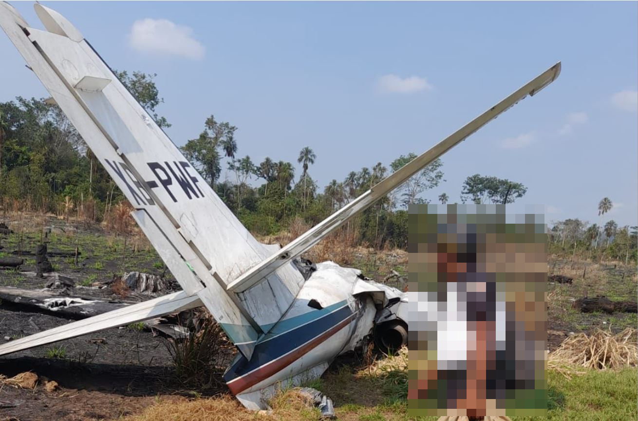 Varias aeronaves han sido abandonadas que son afectadas por incendios forestales en Petén. (Foto Prensa Libre: Cortesía)