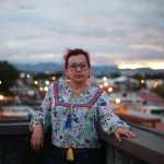 La entrevistada en ciudad de Guatemala, lugar en el que   vive, escribe y publica. (Foto Prensa Libre: Carlos Hernández)