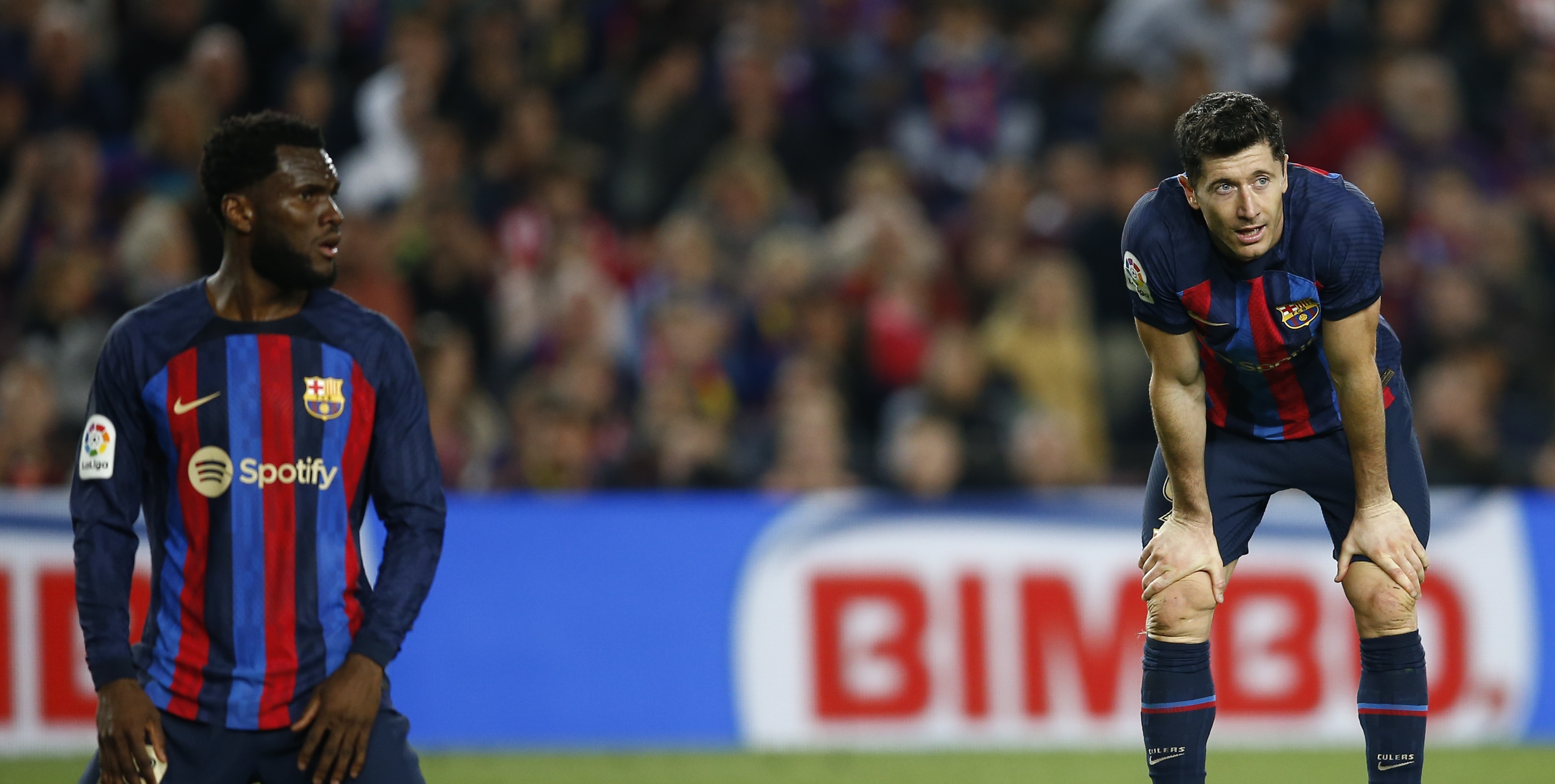 El delantero polaco del FC Barcelona Robert Lewandowski (d) y el centrocampista de Costa de Marfil Franck Kessié (i) tras el partido ante el Girona. (Foto Prensa Libre: EFE)