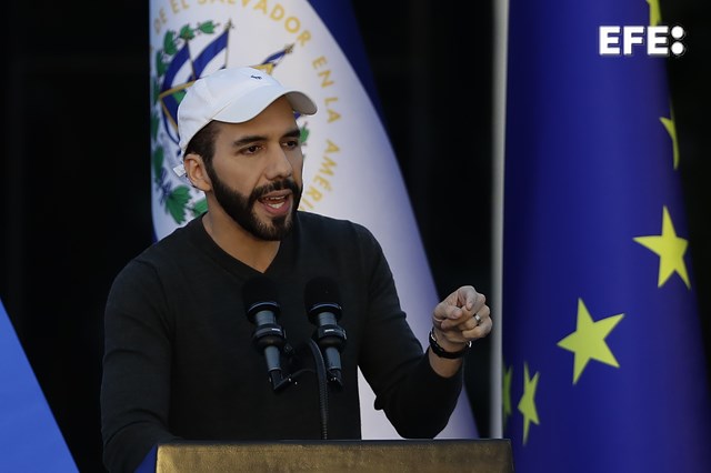 Nayib Bukele implementa en El Salvador un estado de excepción para combatir a las pandillas. (Foto Prensa Libre: EFE)