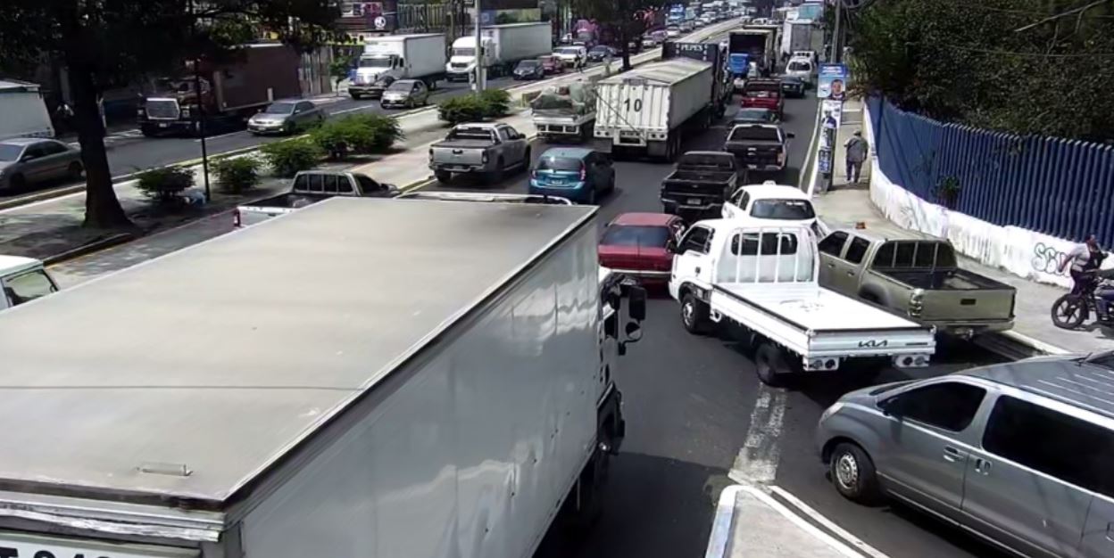 Congestionamiento vehicular en calzada Aguilar Batres y Anillo Periférico luego de accidente. (Foto Prensa Libre: PMT Ciudad de Guatemala)