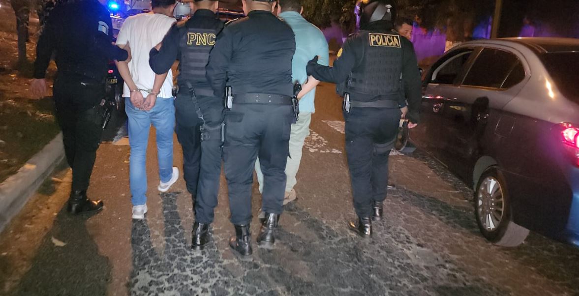 Con amplio récord delictivo: quiénes son los dos presuntos robacarros capturados en Mixco