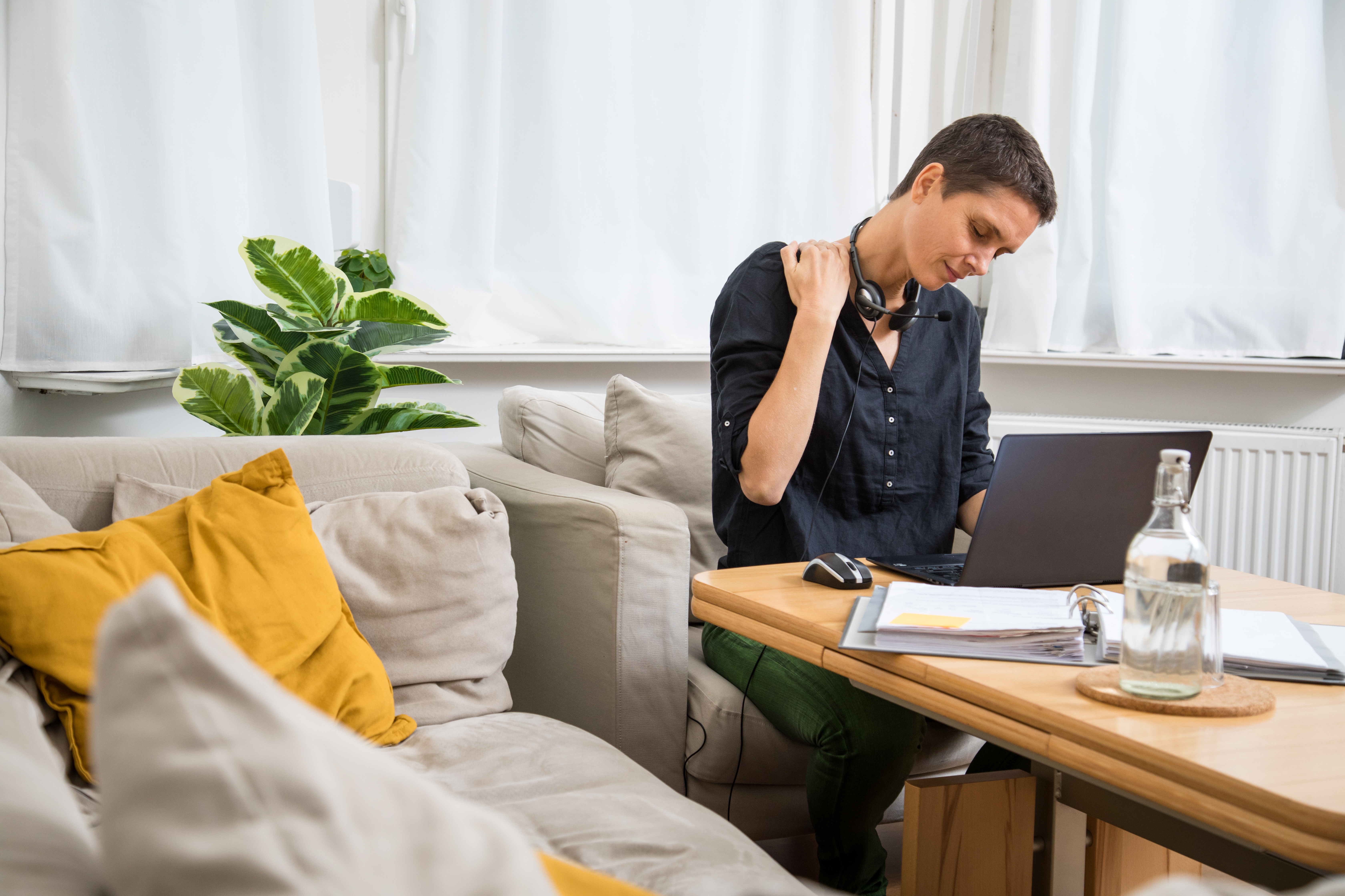 ¿Dolor de cuello y espalda por trabajar en laptop?: Siga estas recomendaciones para evitar la molestia