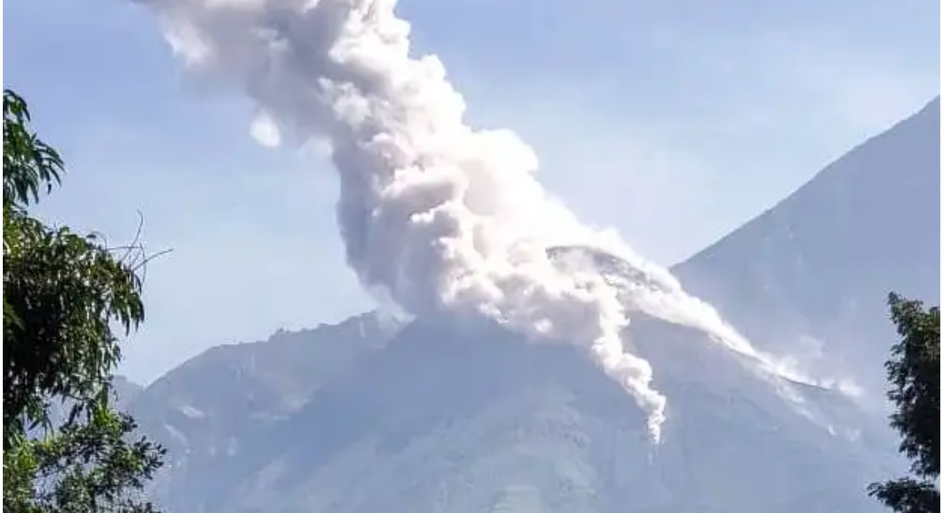 Flujo piroclástico y ceniza: Volcanes Santiaguito y Santa María entran en “actividad alta”
