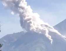 La Conred advirtió a los pobladores cercanos al volcán Santiaguito y Santa María de estar alertas "en las próximas horas o días". (Foto: Hemeroteca PL)